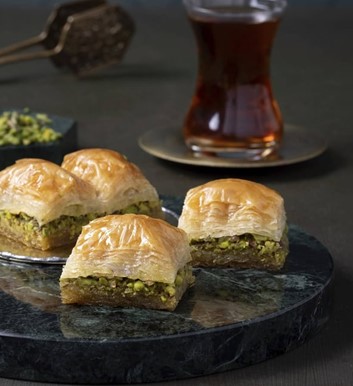 Antep fıstıklı tatlı, özel fıstıklı dilim, şık sunum tatlı