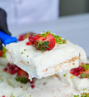 Ramazan güllacı, geleneksel sütlü tatlı, gül aromalı güllaç